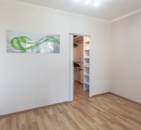 Predaj 3i bytu 84m2 - dva balkóny , Nábrežná v NZ - Izba s podlahou s dreveným dekorom a vstavaným šatníkom v 3-izbovom byte.