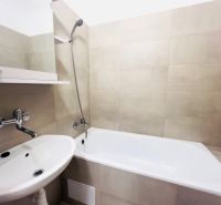 Na predaj 2-izbový byt Trenčianske Teplice - Kúpeľňa v 2-izbovom byte s vaňou, umývadlom a svetlými keramickými obkladmi.