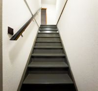 Na predaj rodinný dom - Makov - Schodisko s čiernym zábradlím v rodinnom dome.