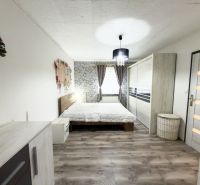 Na predaj rodinný dom - Makov - Spálňa v rodinnom dome s podlahou s dreveným dekorom a vkusným zariadením.