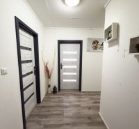 Na predaj rodinný dom - Makov - Chodba v rodinnom dome s podlahou s dreveným dekorom a dekoratívnymi poličkami.