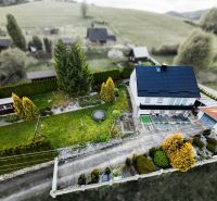 Na predaj rodinný dom - Makov - Rodinný dom v Makove s rozľahlou záhradou a stromami, z vtáčej perspektívy.