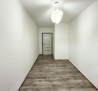 Na predaj rodinný dom - Makov - Úzka chodba v rodinnom dome s podlahou s dreveným dekorom a bielym stropom.