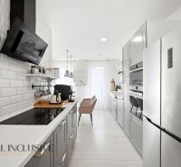 Na predaj 4-izbový rod.dom – novostavba, Veľké Blahovo - Štýlová kuchyňa v rodinnom dome s modernými spotrebičmi a bielym obložením.