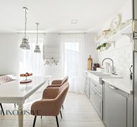 Na predaj 4-izbový rod.dom – novostavba, Veľké Blahovo - Svetlá kuchyňa v rodinnom dome s elegantným interiérom a podlahou s dreveným dekorom.