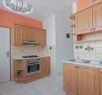 Na predaj - 3i BYT s veľkorysou výmerou - centrum PB - Kuchyňa s drevenými skrinkami a plynovým sporákom v 3-izbovom byte.