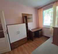 Exkluzívne ponúka na predaj 4 i byt v Myjave - Izba v 4-izbovom byte s nábytkom a podlahou s dreveným dekorom.