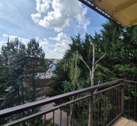 Exkluzívne ponúka na predaj 4 i byt v Myjave - Výhľad z balkóna 4-izbového bytu v Myjave zahŕňa stromy a panorámu mesta.