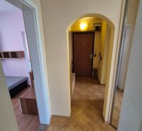 Exkluzívne ponúka na predaj 4 i byt v Myjave - Chodba v 4-izbovom byte s podlahou s dreveným dekorom a kachličkami.