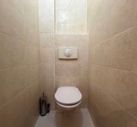 Predaj 3 izbový byt, 86 m2, Francisciho ul, Staré mesto, BAI . - Toaleta s bielym obkladom a vstavaným záchodom v 3-izbovom byte.