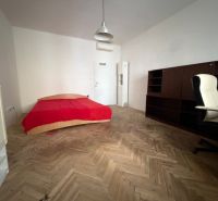 Predaj 3 izbový byt, 86 m2, Francisciho ul, Staré mesto, BAI . - Izba s posteľou, písacím stolom a podlahou s dreveným dekorom v 3-izbovom byte.