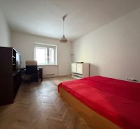 Predaj 3 izbový byt, 86 m2, Francisciho ul, Staré mesto, BAI . - Spálňa v 3-izbovom byte s posteľou, písacím stolom a podlahou s dreveným dekorom.