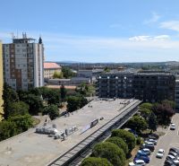 3 izbový byt v centre mesta na Štúrovej ulici s krásnym výhľadom - Panoráma mesta Nitra z ulice Štúrova s výhľadom na bytové domy.