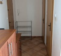 3 izbový byt v centre mesta na Štúrovej ulici s krásnym výhľadom - Chodba v 3-izbovom byte s dlaždicovou podlahou, skriňou a kovovým stojanom.