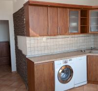 3 izbový byt v centre mesta na Štúrovej ulici s krásnym výhľadom - Kuchyňa v 3-izbovom byte s keramickou dlažbou a vstavanými spotrebičmi.