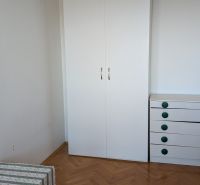 3 izbový byt v centre mesta na Štúrovej ulici s krásnym výhľadom - Biela skriňa a komoda s podlahou s dreveným dekorom v 3-izbovom byte.