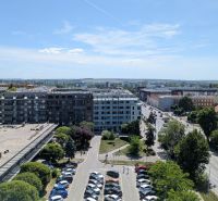 3 izbový byt v centre mesta na Štúrovej ulici s krásnym výhľadom - Pohľad na Štúrovu ulicu v Nitre s bytovými domami a parkoviskom.