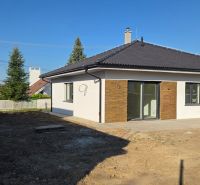 Bungalov v centre obce Cabaj Čápor, Wágnerova ulica, Dom č.1 - Rodinný dom v Cabaj-Čápore s bielou fasádou a šikmou strechou.