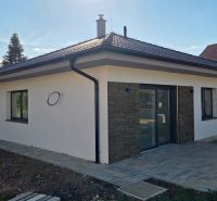 Bungalov v centre obce Cabaj Čápor, Wágnerova ulica, Dom č.1 - Exteriér rodinného domu v Cabaj-Čápore s kamenným obkladom a dláždenou terasou.