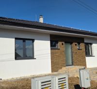 Bungalov v centre obce Cabaj Čápor, Wágnerova ulica, Dom č.1 - Rodinný dom v Cabaj-Čápore so zaujímavou fasádou a terénnymi úpravami na pozemku.
