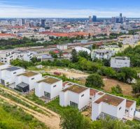 Nadštandardná 4-izbová terasová vila na Kolibe  - Výhľad na mesto s modernými budovami, zeleň, rodinný dom a ulica Svätovavrinecká.