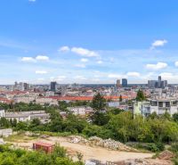 Nadštandardná 4-izbová terasová vila na Kolibe  - Panoráma mesta Bratislava s výhľadom na ulici Svätovavrinecká a okolité rodinné domy.
