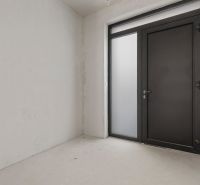 Nadštandardná 4-izbová terasová vila na Kolibe  - Vstupný priestor s čiernymi dverami v rodinnom dome na ulici Svätovavrinecká.