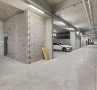 Nadštandardná 4-izbová terasová vila na Kolibe  - Podzemná garáž s viacerými autami, betónovou konštrukciou, spojená s rodinným domom.