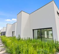 Nadštandardná 4-izbová terasová vila na Kolibe  - Radový rodinný dom so záhradou a chodníkom na ulici Svätovavrinecká.