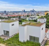 Nadštandardná 4-izbová terasová vila na Kolibe  - Rodinné domy na ulici Svätovavrinecká s výhľadom na mesto, zelené strechy, moderná architektúra.