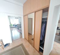 Predaj: Priestranný 2 izb byt 86m2 centrum, ul.ČSA s balkónom  - Vstavaná skriňa a dlažba v predsieni 2-izbového bytu s podlahou s dreveným dekorom.