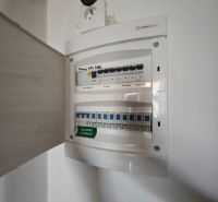 Predaj: Priestranný 2 izb byt 86m2 centrum, ul.ČSA s balkónom  - Elektrická rozvodná skriňa v 2-izbovom byte s otvorenými dvierkami a zásuvkou.