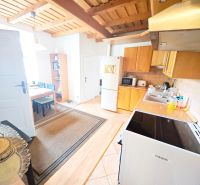 Predaj: Priestranný 2 izb byt 86m2 centrum, ul.ČSA s balkónom  - Kuchyňa v 2-izbovom byte s podlahou s dreveným dekorom a dreveným stropom.