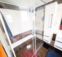 Predaj: Priestranný 2 izb byt 86m2 centrum, ul.ČSA s balkónom  - Kúpeľňa v 2-izbovom byte so sprchovým kútom a podlahou s dreveným dekorom.