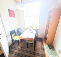Predaj: Priestranný 2 izb byt 86m2 centrum, ul.ČSA s balkónom  - Jedálenský kút so stolom, stoličkami a policami v 2-izbovom byte.