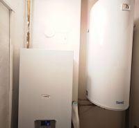 Predaj: Priestranný 2 izb byt 86m2 centrum, ul.ČSA s balkónom  - Ohrevné zariadenia v kúpeľni 2-izbového bytu s podlahou s dreveným dekorom.