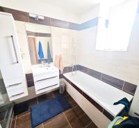 Predaj: Priestranný 2 izb byt 86m2 centrum, ul.ČSA s balkónom  - Kúpeľňa v 2-izbovom byte s vaňou, sprchou a bielym nábytkom.