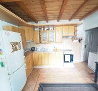 Predaj: Priestranný 2 izb byt 86m2 centrum, ul.ČSA s balkónom  - Kuchyňa s podlahou s dreveným dekorom a stropnými trámami v 2-izbovom byte.