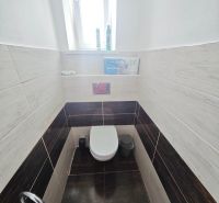 Predaj: Priestranný 2 izb byt 86m2 centrum, ul.ČSA s balkónom  - Kúpeľňa s toaletou v 2-izbovom byte, obklady s dreveným dekorom na stenách.