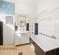 Na predaj 3-izb. rd s veľkým pozemkom, Hviezdoslavov - Kúpeľňa v rodinnom dome s bielou vaňou a mozaikovými obkladmi.