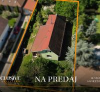 Na predaj 3-izb. rd s veľkým pozemkom, Hviezdoslavov - Letecký pohľad na rodinný dom v Hviezdoslavove obklopený zeleňou a záhradou.