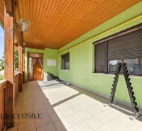 Na predaj 3-izb. rd s veľkým pozemkom, Hviezdoslavov - Rodinný dom v Hviezdoslavove so zdobenou terasou a dlažbou, svetlozelená omietka.
