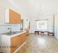 Na predaj 3-izb. rd s veľkým pozemkom, Hviezdoslavov - Kuchyňa s drevenými skrinkami a dlažbou, v rodinnom dome.