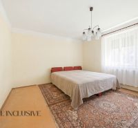 Na predaj 3-izb. rd s veľkým pozemkom, Hviezdoslavov - Spálňa v rodinnom dome s kobercami a závesmi.