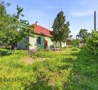 Na predaj 3-izb. rd s veľkým pozemkom, Hviezdoslavov - Záhrada a rodinný dom v Hviezdoslavove, obklopený stromami a zeleňou.