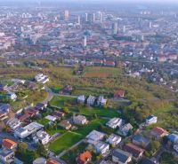 Lukratívny stavebný pozemok so všetkými IS, KOLIBA -Vosková - Letecký pohľad na bratislavskú ulicu Vosková na Kolibe, zahŕňajúcu pozemky na bývanie.