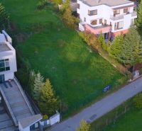 Lukratívny stavebný pozemok so všetkými IS, KOLIBA -Vosková - Pozemky - bývanie na ulici Vosková, Bratislava - Koliba, obklopené zeleňou a modernými domami.