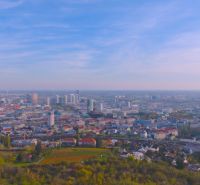 Lukratívny stavebný pozemok so všetkými IS, KOLIBA -Vosková - Letecký pohľad na Bratislavu z Koliby, s obytnými zónami a zeleňou, ulica Vosková.