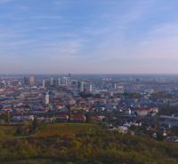 Lukratívny stavebný pozemok so všetkými IS, KOLIBA -Vosková - Panoráma Bratislavy z Koliby s výhľadom na budovy a zeleň, ulicou Vosková, Pozemky - bývanie.