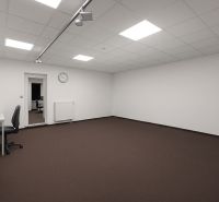 Prenájom Kancelárie 110 m² v centre Ružomberka - Priestranné Kancelárie s bielymi stenami, hnedým kobercom a minimalistickým zariadením.